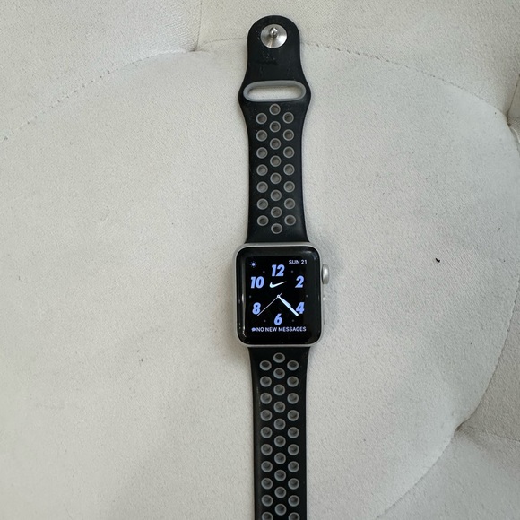 Apple Watch Series 2 38MM - Picture 2 of 3